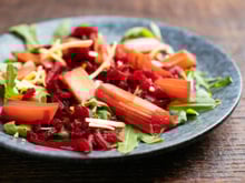 Et si on mangeait la rhubarbe version salée ? Voici 2 recettes pour tester ce légume autrement