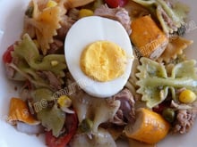 Salade de farfalle à la tomate et aux épinards