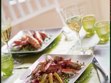 Langoustines sautées à l'huile d'olive et poivre saveur flambées au pastis, sur un lit de petits pois et carottes et son jus