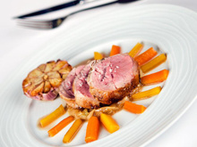 Rôti d'agneau presto au cumin, carottes et tête d'ail au four