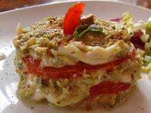 Tomate Mozzarella au pesto d'olives vertes et noisettes