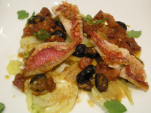 Filets de rougets au fenouil, aux olives et aux tomates confites