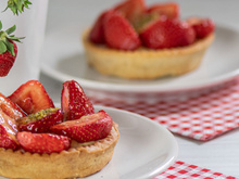 “L’astuce c’est…” Cyril Lignac livre son secret pour réussir des tartelettes aux fraises vraiment divine