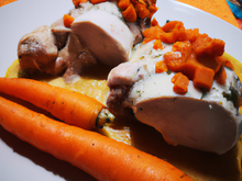 Chapon farci au veau, dés de carottes et sauce forestière