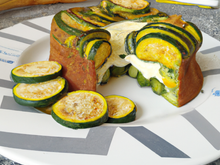 Charlotte de courgette au fromage frais et coulis de poivrons