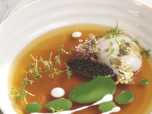Tendre gelée de bœuf et œuf nacré au cresson fontaine, raifort et caviar