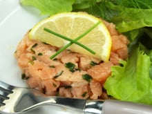 Tartare de pavés de saumon frais, câpres, échalotes et ciboulette