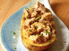 Patate rôtie au foie de morue fumé, sauce orange et balsamique