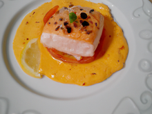 Saumon rôti aux poivrons sur lit d'orange, purée