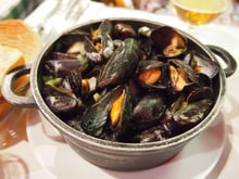 Moules à la bière : la recette étonnante et super gourmande de Laurent Mariotte qui change des moules marinières