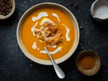 Cyril Lignac dévoile son cappuccino de butternut au lard croustillant, une entrée chic et facile