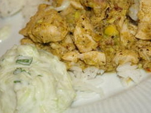 Poulet au curry vert et sa sauce rafraîchissante au concombre