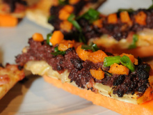 Bouchées salées de flammenkueche au potiron boudin noir épicé