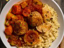 Le couscous aux boulettes façon Denny Imbroisi : un plat réconfortant qui met tout le monde d’accord