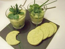 Verrine mousse d'avocat façon guacamole pour une assiette monochrome