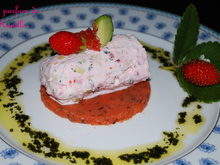 Cylindre de chèvre frais / tomates /courgettes et fraises sur lit de gelée de pesto tomates / fraises