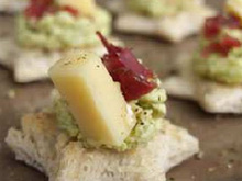 Toasts de Saint-Nectaire à la tapenade de cornichon et au jambon d'Auvergne