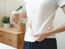 Tache de café sur un vêtement : l'erreur fatale que l'on fait tous en la nettoyant