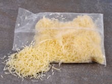 Fromage râpé : ce spécialiste décrypte les ingrédients pas très appétissants qui peuvent se cacher derrière