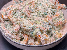 Vous avez bien lu : les Américains raffolent de cette “salade de frites” ultra tendance, voici comment la reproduire