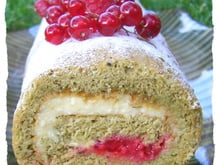 Biscuit roulé au thé Matcha et sa crème citronnée aux fruits rouges