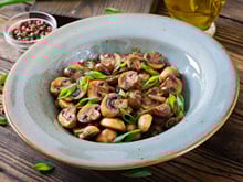 Salade de champignons de Paris au parmesan et à la moutarde : la recette simple pour un dîner prêt en 10 minutes