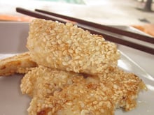 Loche castex aux graines de sésame et sa sauce caldoche