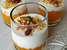 Verrine sirop de pêches, faisselle et yaourt grec, croustillants spéculoos et touche noix de coco