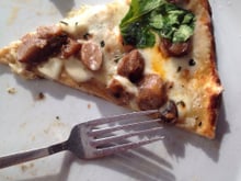 Pizza blanche au fromage, épinards et champignons