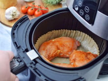 Air fryer : faut-il vraiment utiliser du papier cuisson ?