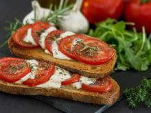 Tartine à la tomate et mozzarella