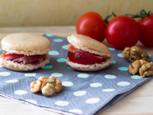 Macarons aux noix, tomates marinées au Roquefort Papillon et jambon de pays