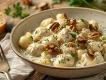 “Au gorgonzola bien sûr, avec des noix et de la crème de balsamique” : cette cheffe partage une recette de gnocchi qui change !