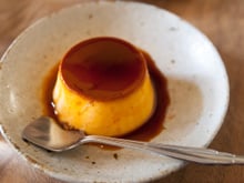 Crème au caramel : les astuces de notre chef pour réussir ce dessert régressif et gourmand