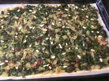 Coca aux épinards avec raisins secs et pignons de pin