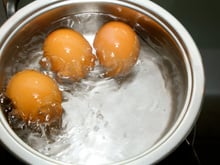 Cette technique de cuisson sans eau bouillante permet d'obtenir des œufs durs parfaitement écalés
