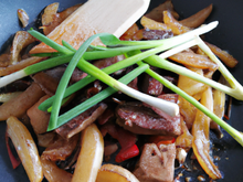 Wok au bœuf caramélisé et poireaux