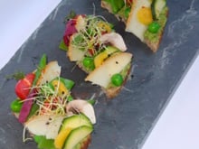 Petite tartine acidulée au caviar de courgette, légumes de saison et copeaux d'Ossau-Iraty