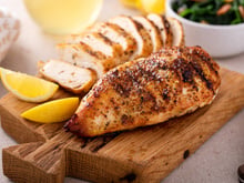 Fini le poulet sec : l'astuce imparable pour obtenir des blancs de poulet ultra-moelleux à la poêle
