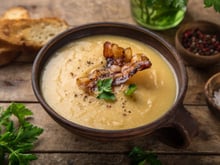 Velouté de pâtisson, bacon croustillant et éclats de noisette