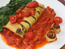 Filet de bar rôti, canneloni aux épinards et bulots sautés à la tomate