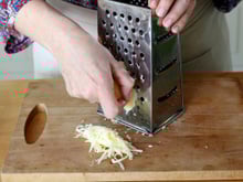 3 bonnes raisons de râper votre fromage vous-même !