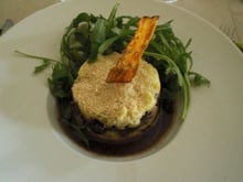 Pressée de pommes de terre, effilochée de bœuf bourguignon, réduction de jus de cuisson, chips de carotte