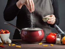 Michel Cymes propose une astuce étonnante pour réduire votre utilisation du sel en cuisine