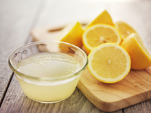 “J'ai 29 ans et je viens de découvrir ça !": voici la meilleure technique pour presser un citron sans avoir les pépins !