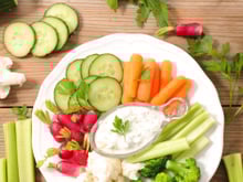 Petits légumes frais, dips au skyr et tahiné
