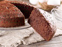 Un gâteau aux pommes sans sucres ajoutés, bluffant et prêt avec un simple mixeur plongeant