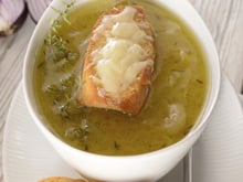 Soupe à l'oignon au Saint Albray et ses tartines