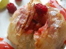 Pastilla fraises, framboises, amandes et miel, parfumée à l'eau de rose et à la bouckha