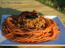 Nid de spaghetti quinoa et tomates au pesto de légumes grillés pour une petite balade en Italie.